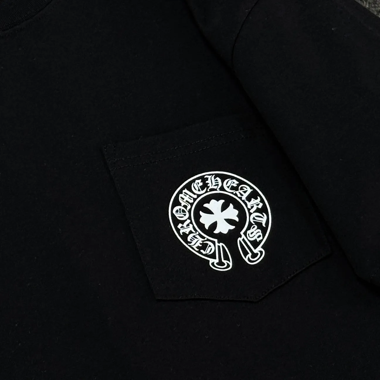 P170 Chrome Hearts 25 high-end versions. The fabric is made of 300 grams of high-density pure cotton. It does not deform or shrink. It has three labels. It is the same style for men and women. Technology: suede foaming + digital printing. Color: white, black. SIZE: S-XL.